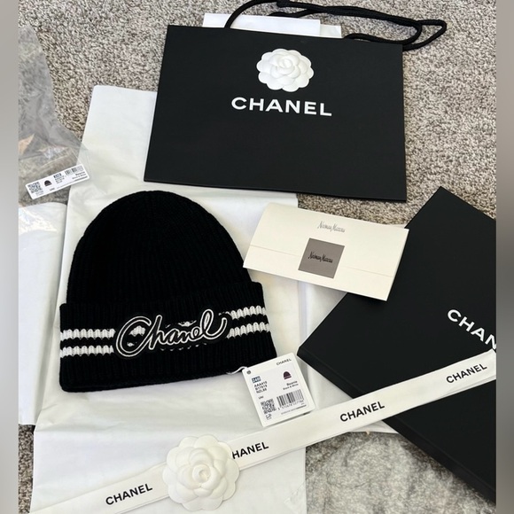CHANEL 24B Black & White Cashmere Logo Beanie Hat NEW in Box with Tags & RECEIPT - Picture 3 of 10